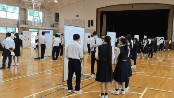 ３年生「探究Ⅱ」成果発表会を英国・ドイツの国姉妹校生徒と共に実施しました