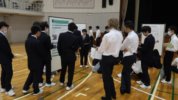 ３年生「探究Ⅱ」英語ポスター発表会を実施しました