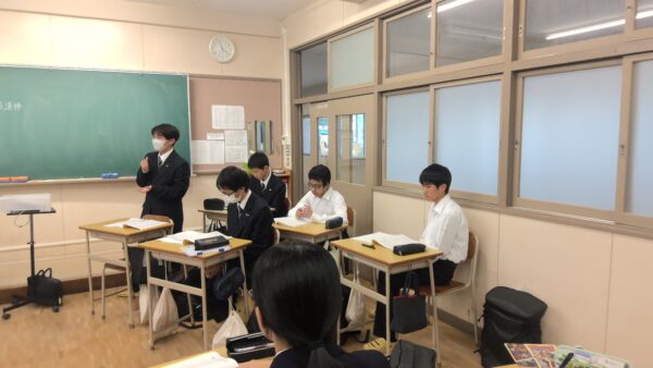 １年生「探究基礎」ディベート大会を実施しました